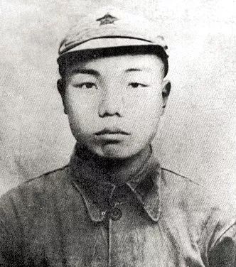 萧华：一家4口被杀，39岁授上将，毛主席：你我都犯杀气