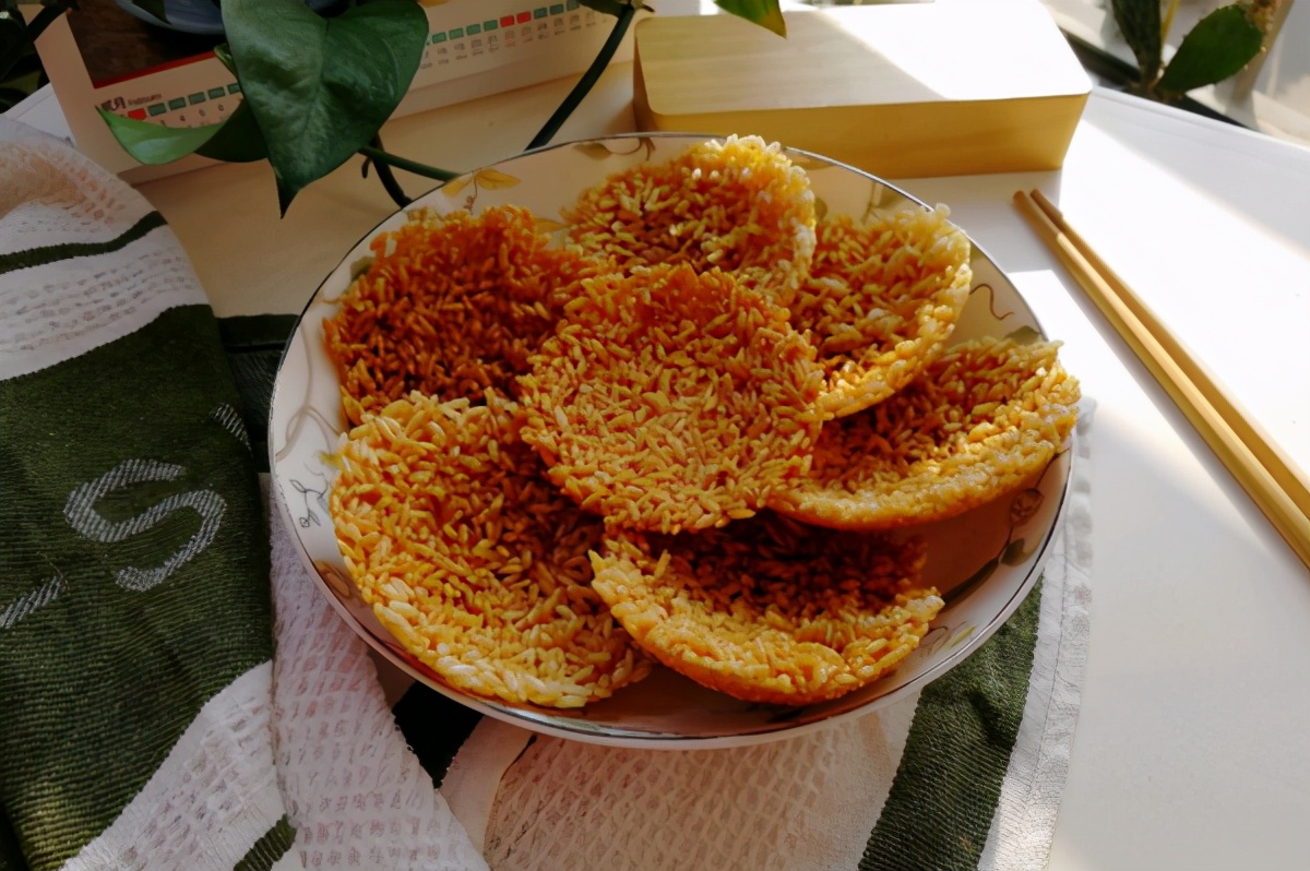 把雞蛋打進剩米飯裡，學會這新吃法，越吃越上癮，上桌就搶光