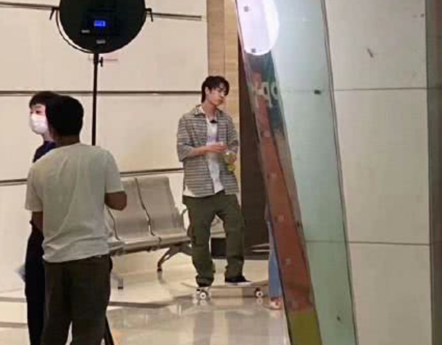 《有匪》刚杀青，王一博转头录制《快本》，同