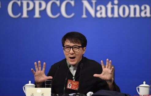 66岁成龙超环保，心疼会场浪费水，曾一双拖鞋走