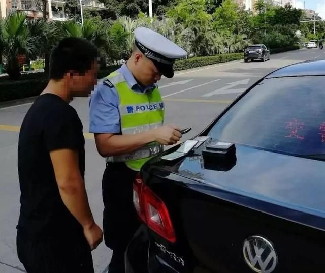 后备箱放可乐被罚200，车主反问交警道：你说我