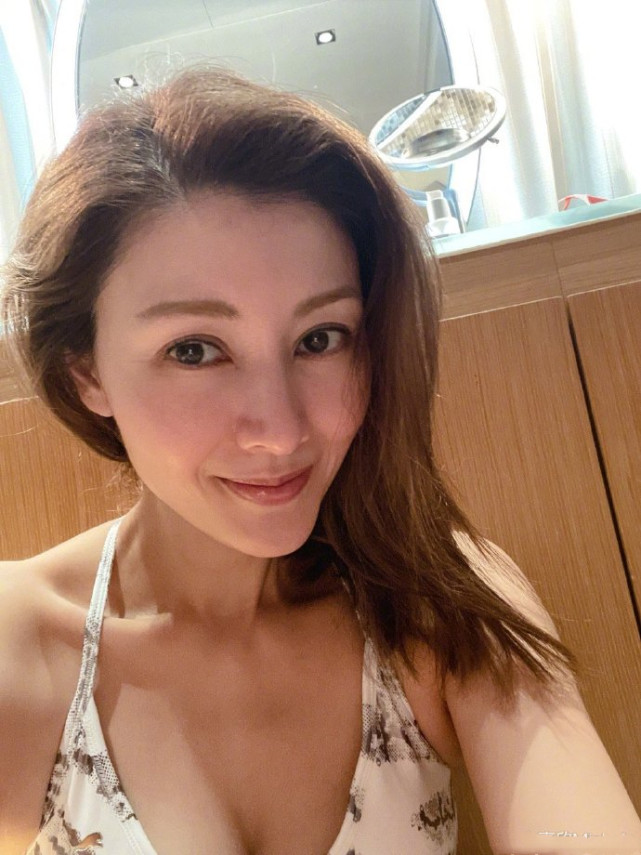 歲月不敗美人！ 黎姿李嘉欣共享下午茶，閨蜜倆凍齡狀態羨煞旁人