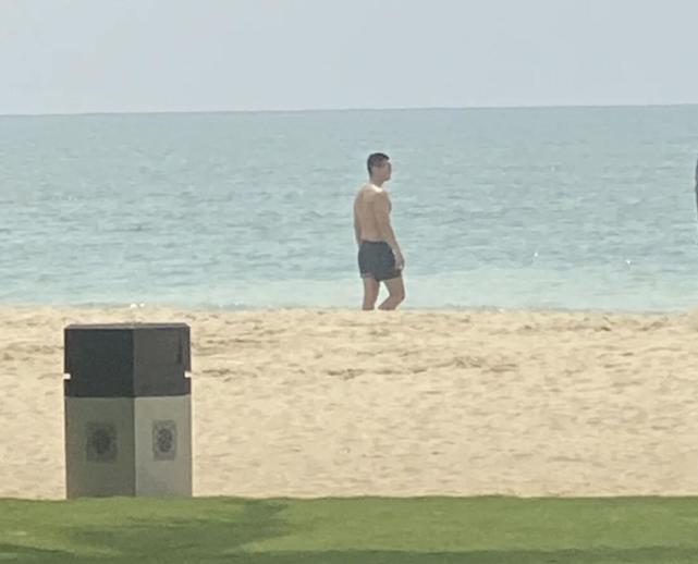 杜江和霍思燕一家出遊，神秘小女孩再現身，露側臉與霍思燕熱聊