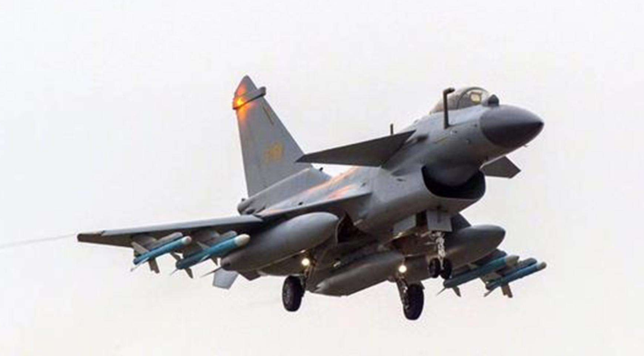 又一款中国战机显露獠牙，击败全球头号三代机