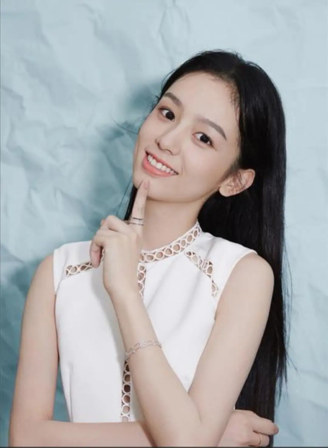 千秋无绝色，悦目是佳人。