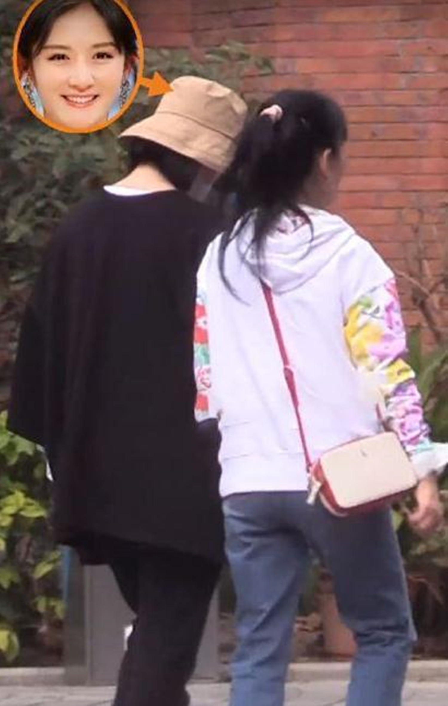 40岁谢娜挺二胎孕肚出街，母亲搀扶行走，网友怀疑又是双胞胎