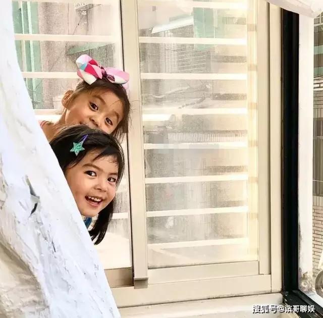 贾静雯全家明星脸，咘咘越长越美丽，没想到波妞更漂亮