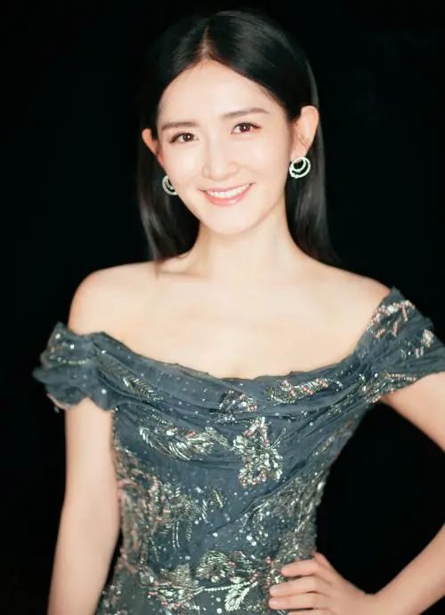 双胞胎女儿祝谢娜节日快乐，手工花很用心，谢