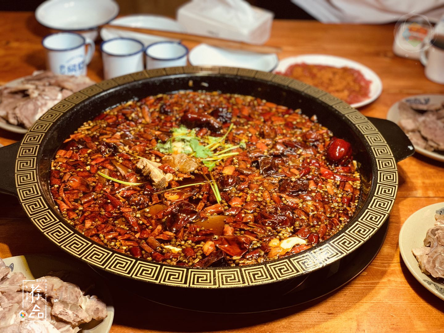 重庆辣子鸡的正确吃法：辣椒一定要打包，拿回家还能做出花儿来