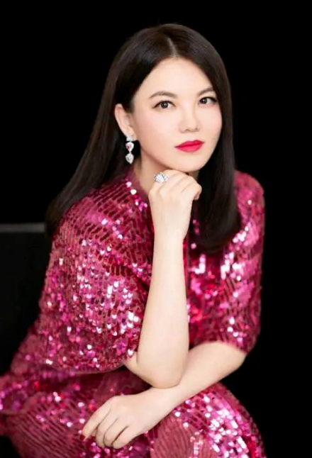 李湘身穿玫红色亮片连衣裙，女人魅力尽显，是微胖界的穿搭榜样