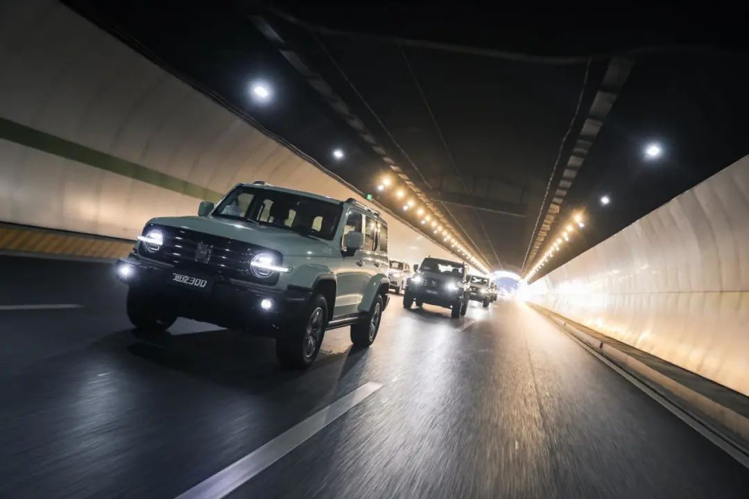 取消前后差速锁，换装智能四驱！抢先试驾坦克300城市版