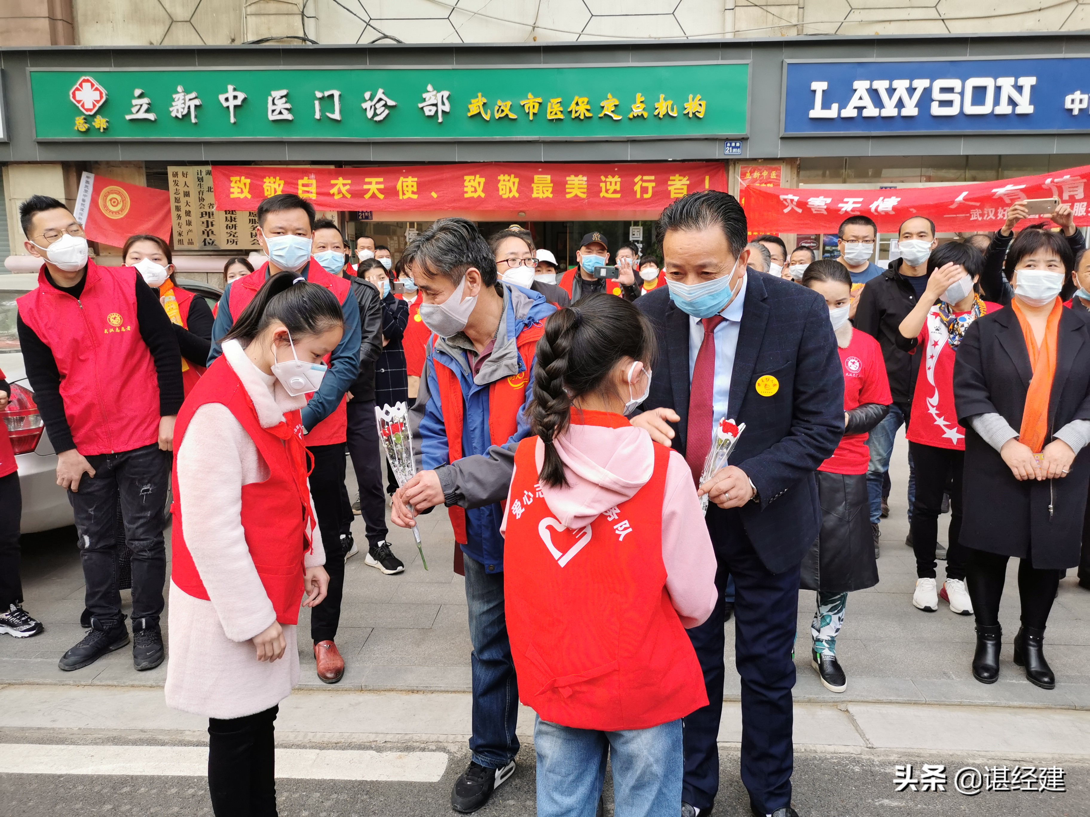 武汉好人圈欢送逆行而来的中国非公立医疗中医专家凯旋回家