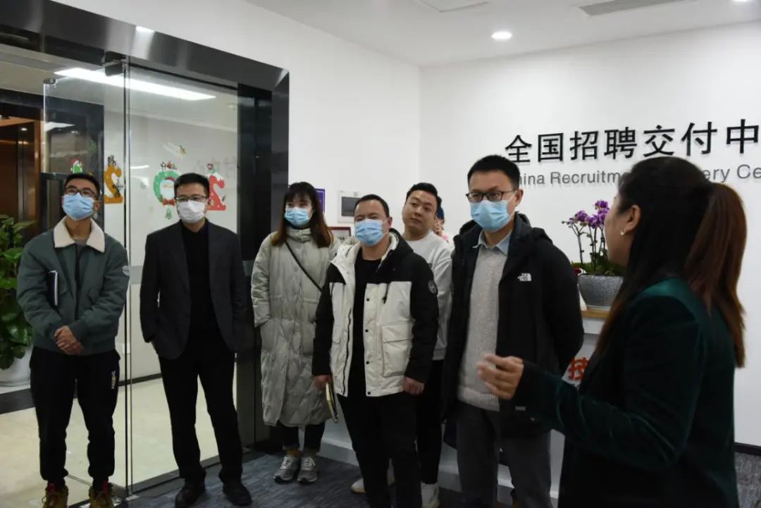 青白江区委组织部副部长、区公务员局局长李京哲一行莅临园区