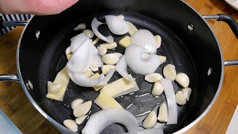 It costs 300 yuan to eat out of the stew pot, and you can do it at home for 100 yuan. Novice kitchen personnel can also make it.