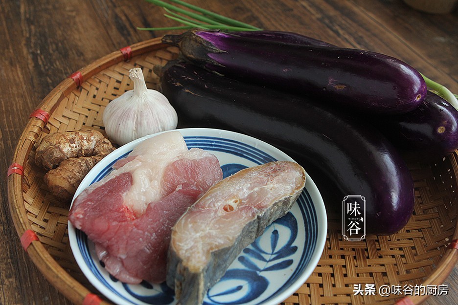 广东人的下饭菜，咸鱼茄子煲，不用过油炸，咸香浓郁，好吃又下饭