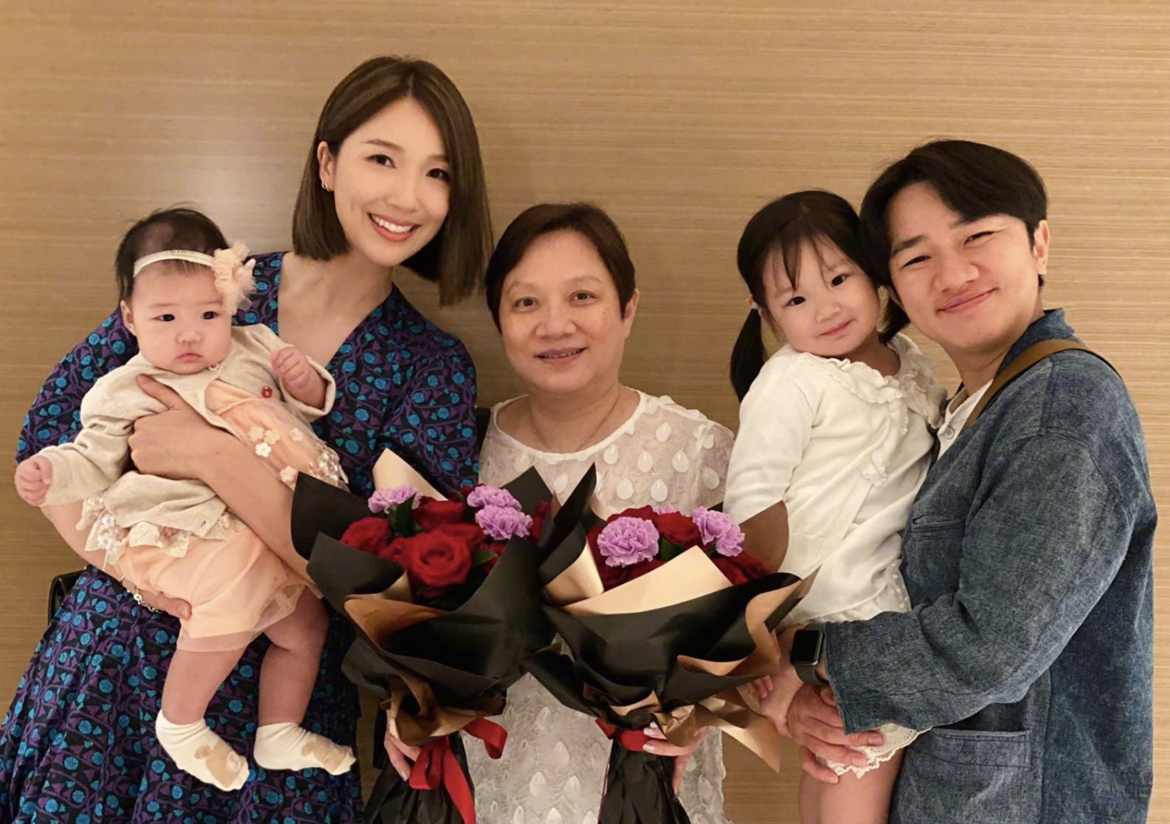 王祖藍曬兩個女兒問像誰，姐妹倆趴在床上顯呆萌，長相如復制粘貼