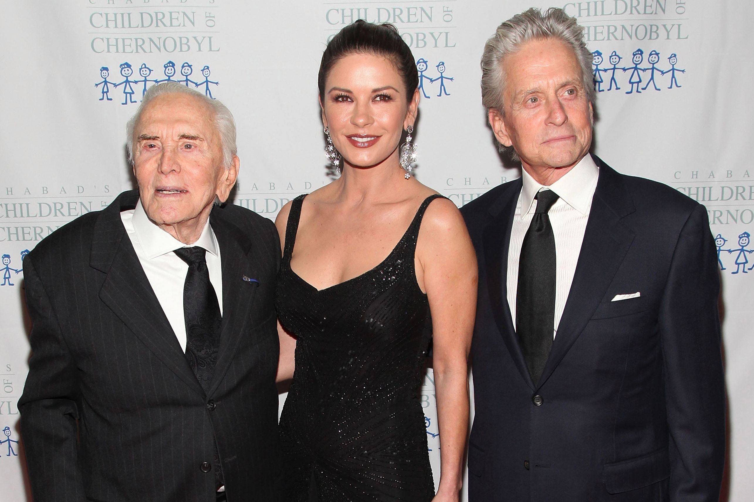 103岁道格拉斯去世10个月，儿媳泽塔琼斯再寄哀思