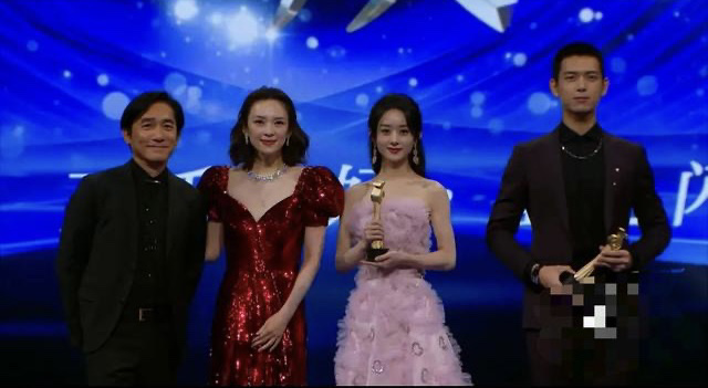 58岁梁朝伟好显老？满脸皱纹衣着朴素，上台发言脸色太差引担忧