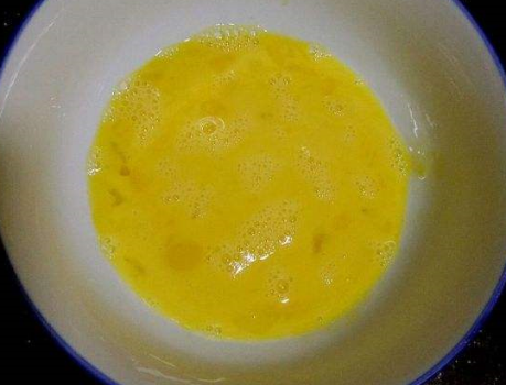 图片[3]-芹菜叶鸡蛋饼的做法：  香软味道佳 营养早餐-起舞食谱网