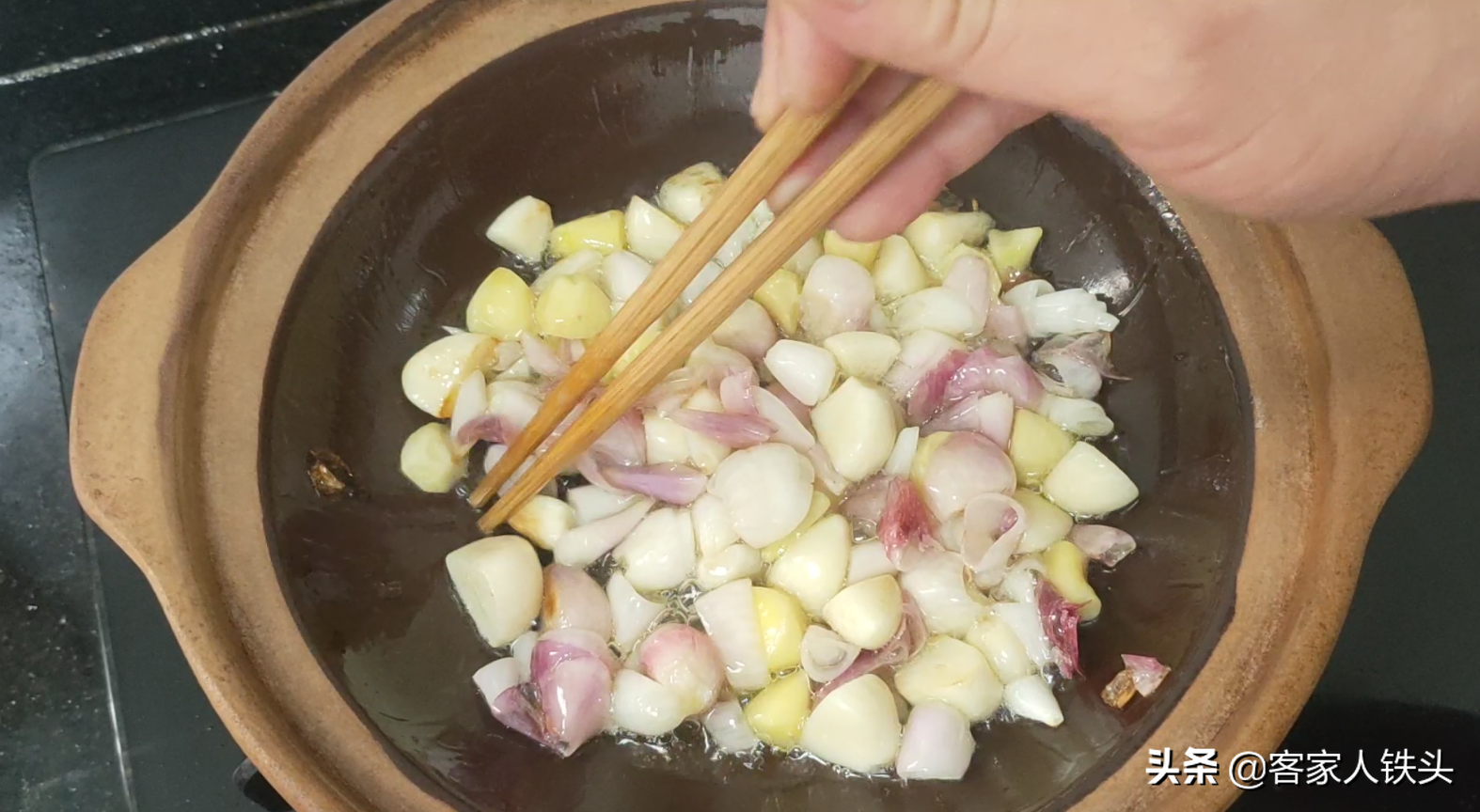 做生焗魚煲，廣東人真有一套，一醃一焗就開吃，簡單好吃營養豐富