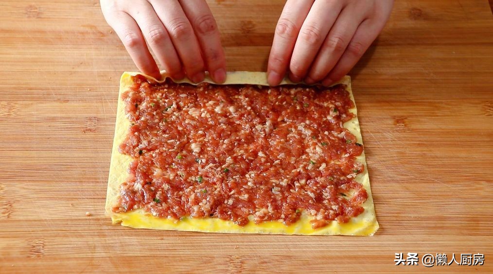 猪肉配上莲藕，既是汤又是菜，加上一点韭菜后，吃起来特别的鲜