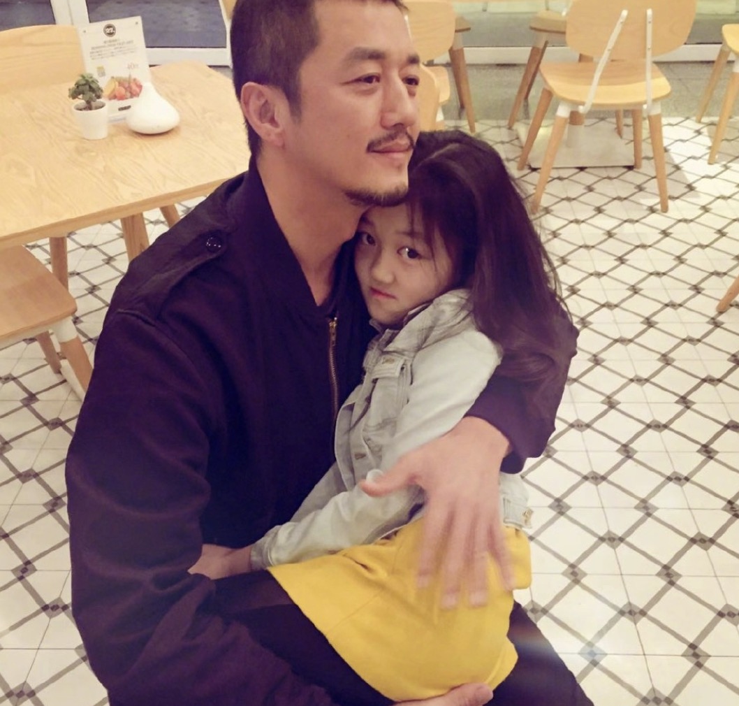 李亞鵬曬舊照，懷抱剛做完唇齶裂手術的嬰兒李嫣，四目相對超暖心