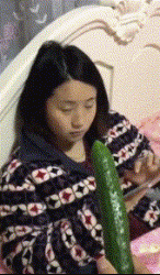 爆笑的动图：来媳妇儿，吃根黄瓜