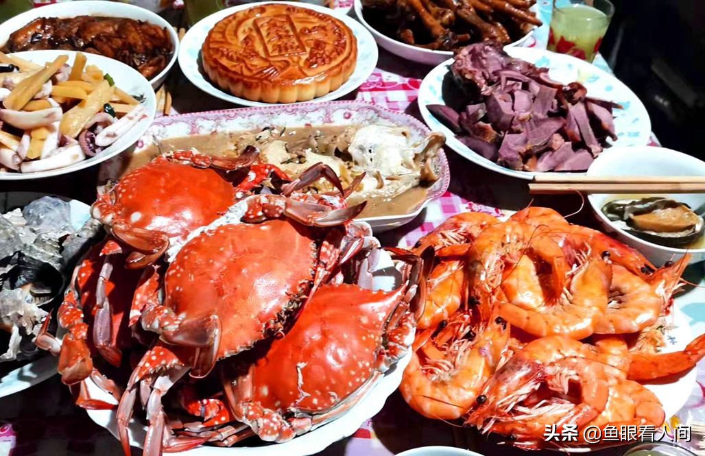 中秋节餐桌美食，看青岛人的海鲜大餐，梭子蟹和大虾不可少