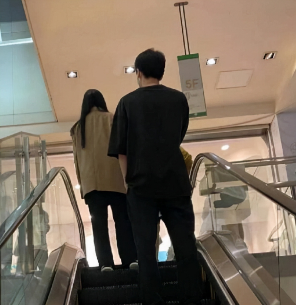 久未现身的刘亦菲，在商场购物被偶遇，网友：真是瞎穿衣服