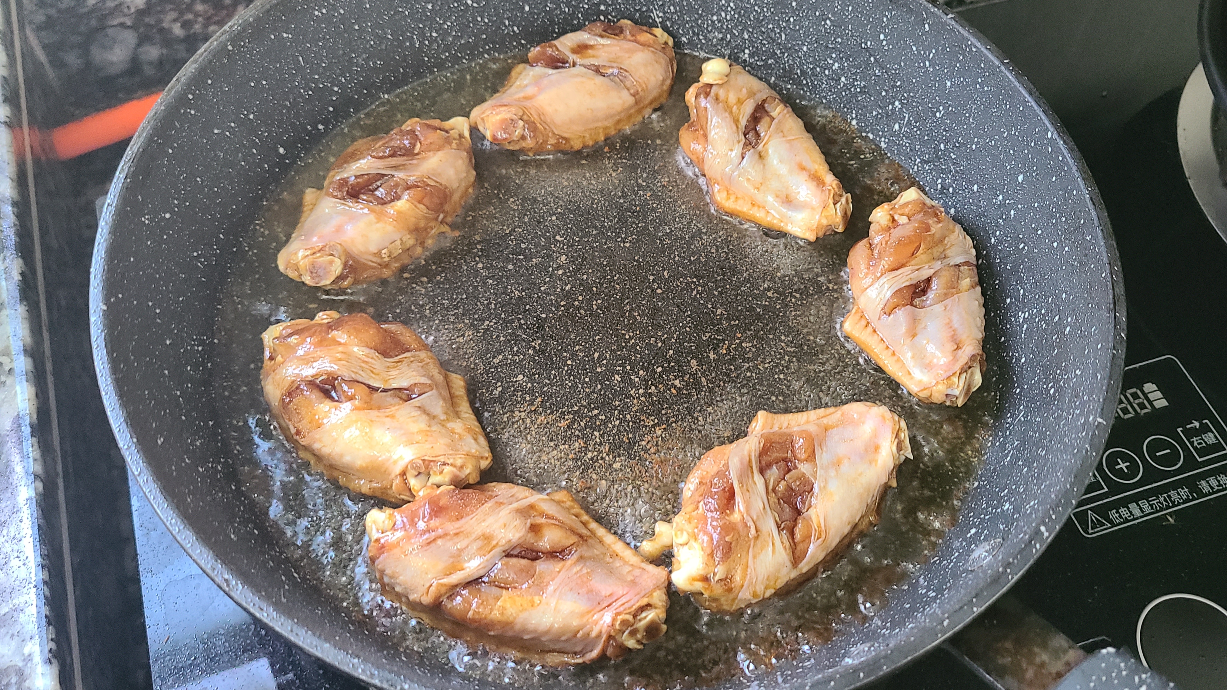 焗鸡翅，广东人这样做鸡翅很好吃，不用水也能做，太香了