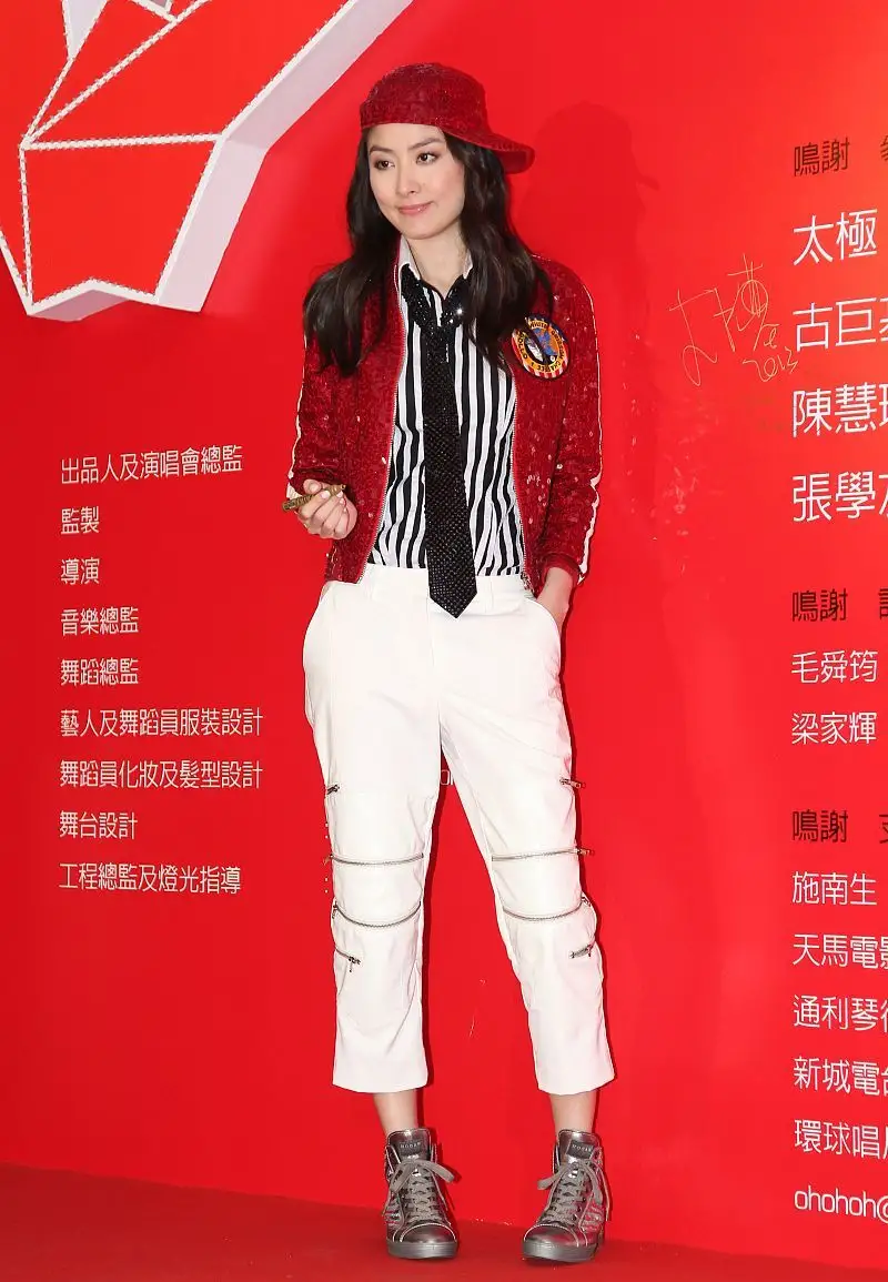 陳慧琳到國外真會穿，玫紅色紗裙高貴減齡，48歲美成了焦點