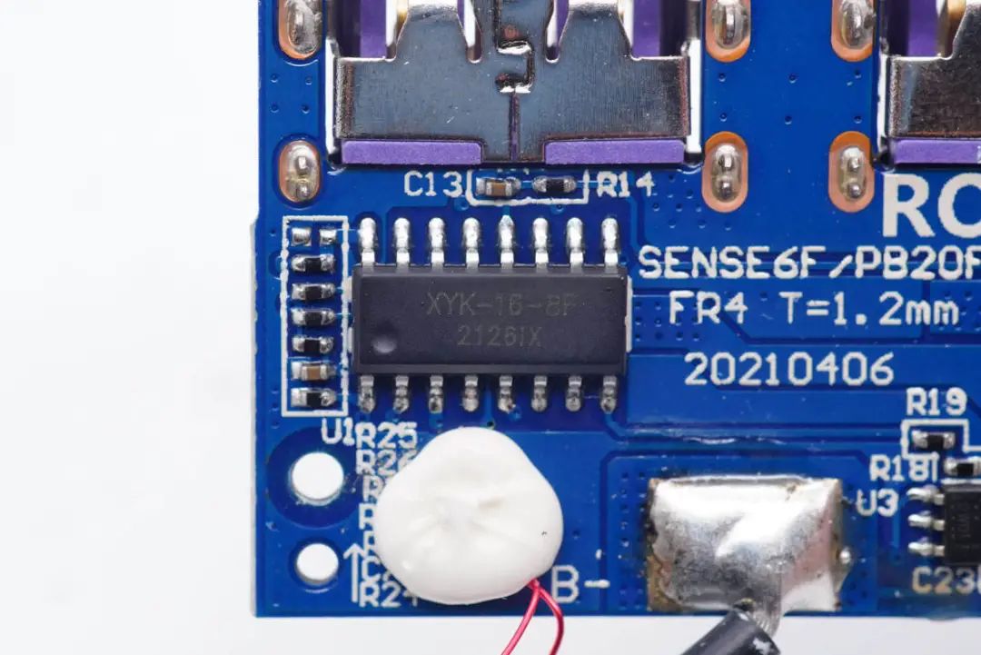 支持iPhone 13快充，罗马仕22.5W移动电源深度拆解