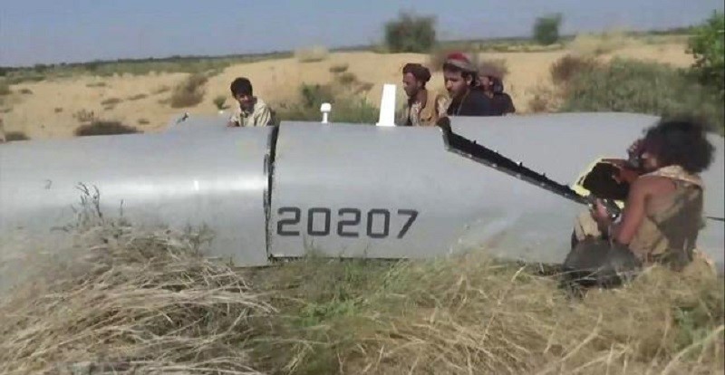 沙特无人机被完整“缴获”？胡塞武装秀照片，翼龙技术恐外泄