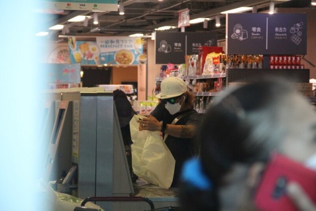 张柏芝抱小儿子超市购物，否认怀第四胎，自曝正式封肚不再生育