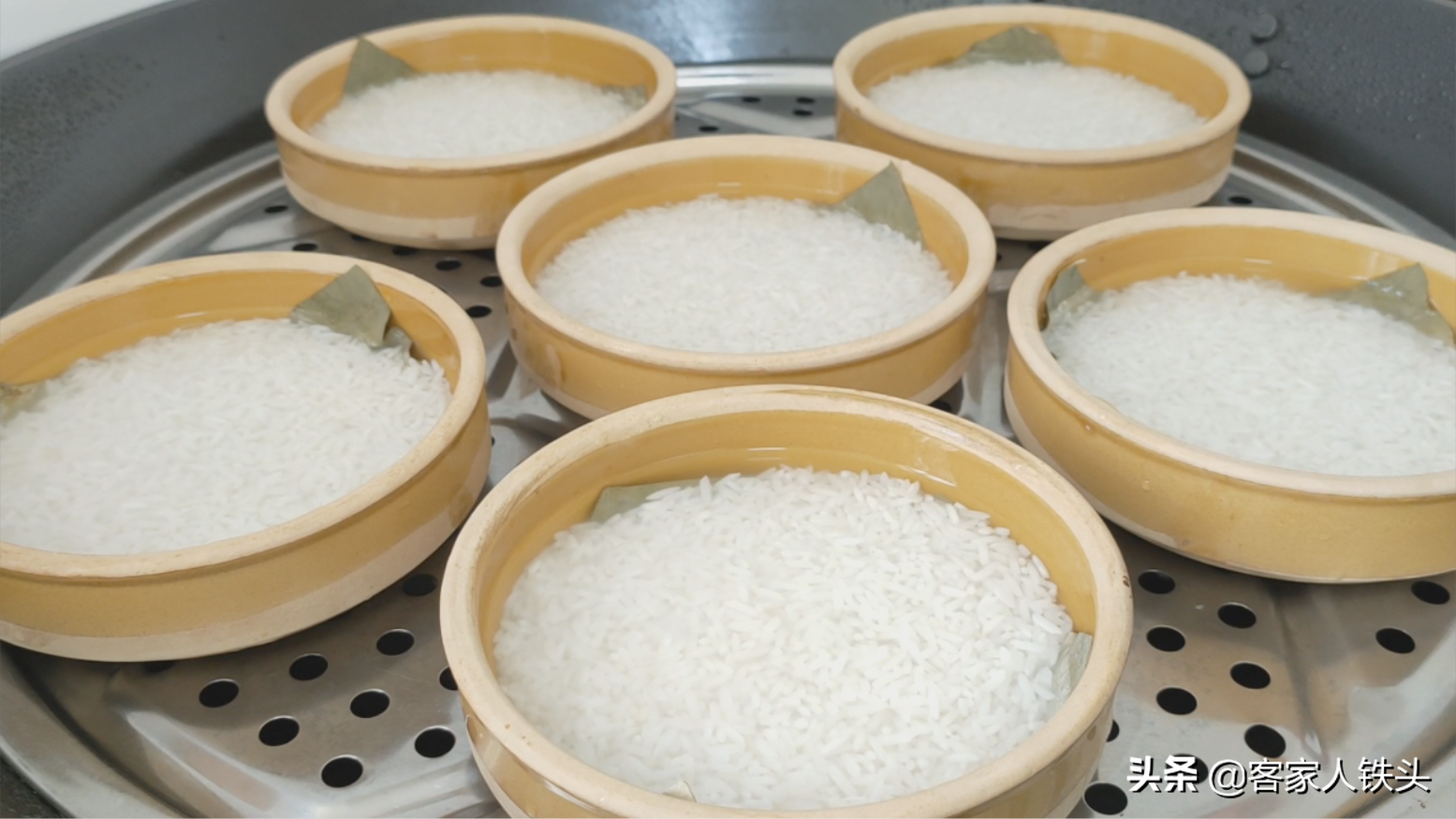 用6個缽子6片葉做孩子愛吃的飯，一開蓋撲鼻香，吃完還想吃一碗