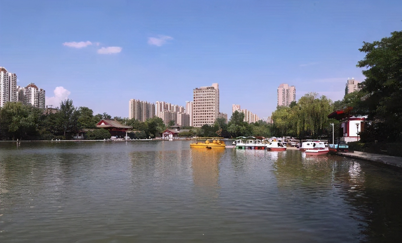 【携程攻略】西安丰庆公园景点,丰庆公园公园四周围都是高楼，只有这里种满树木，绿树成荫，宽阔的湖…