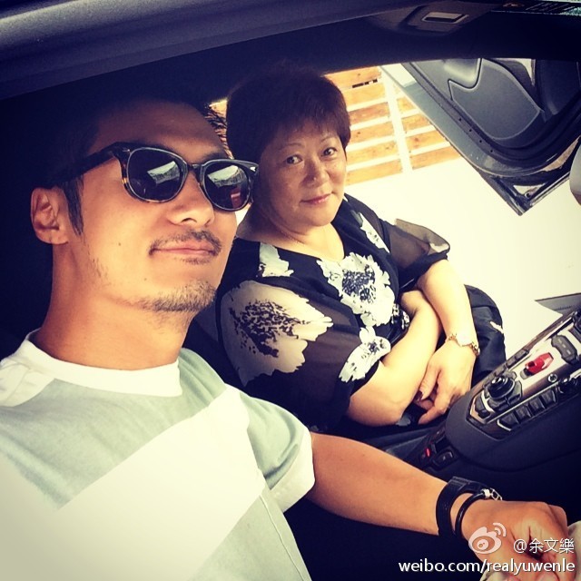 余文樂首曬一家四口合照，半歲女兒正面照曝光，妹妹小臉傲嬌可愛