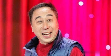 冯巩和两位姐姐回老家祭祖，姐弟三人如复制粘贴，长相一模一样