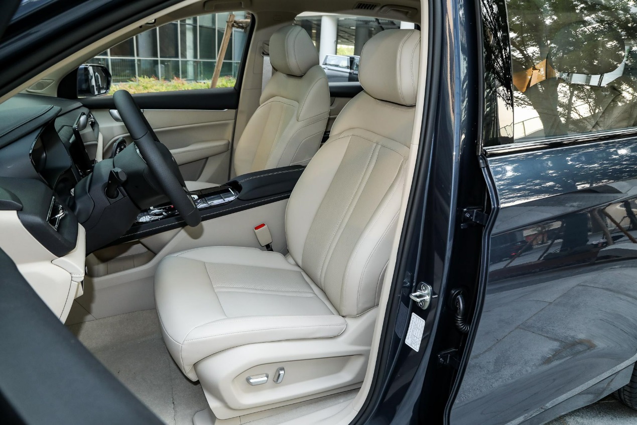 坐上凯捷的前排座椅,便能充分体会到这款车是纯舒适取向,首先座椅贴合