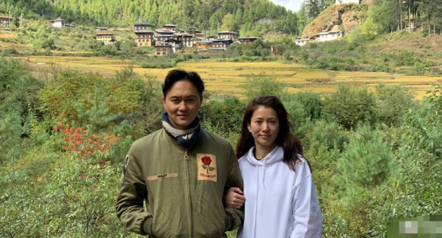 张智霖陪老婆理发宠溺放闪，夫妻恩爱同框，袁咏仪眼神抢镜