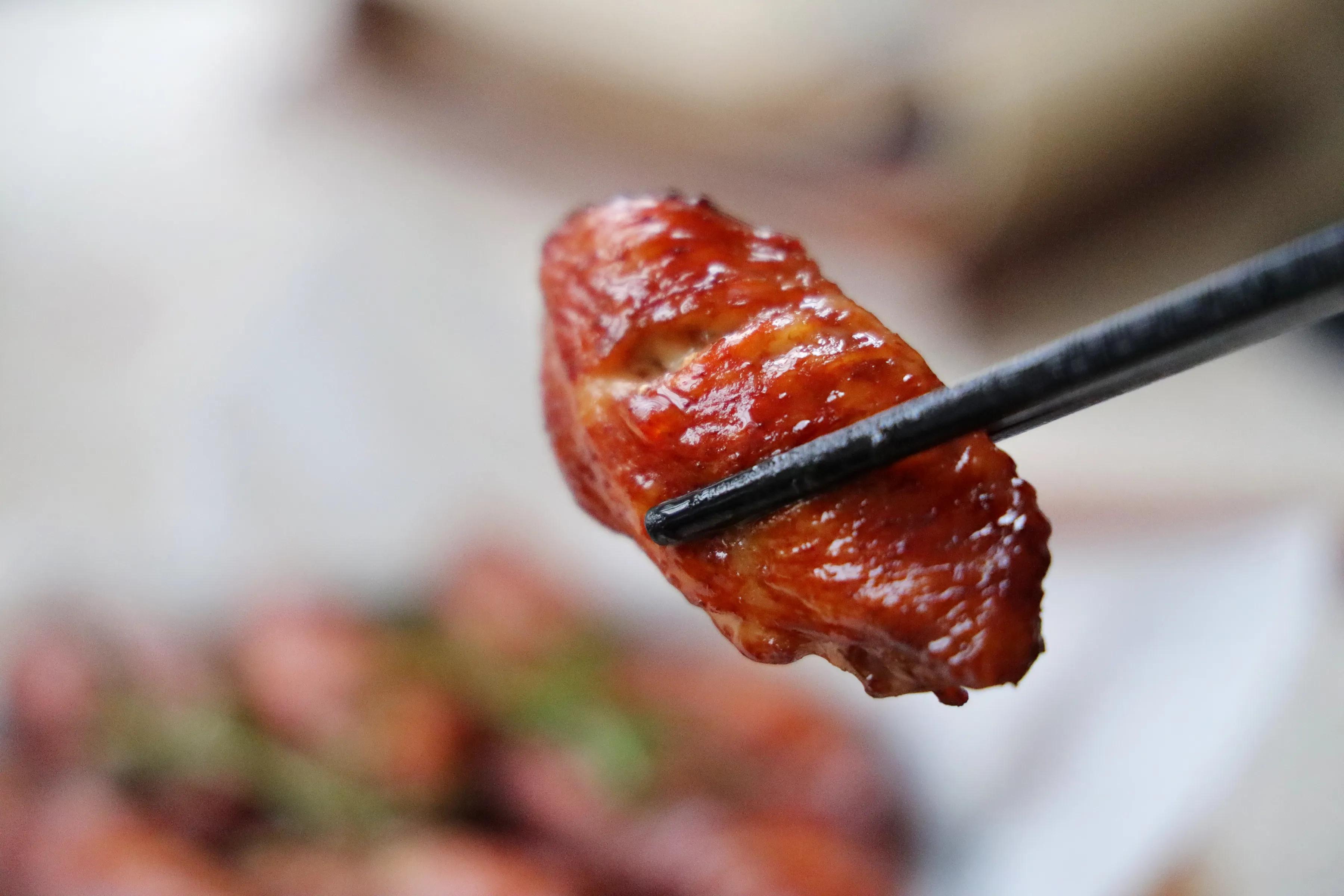 秋天，一定要试试鸡翅这吃法，比可乐鸡翅好吃更健康，孩子吃嗨了