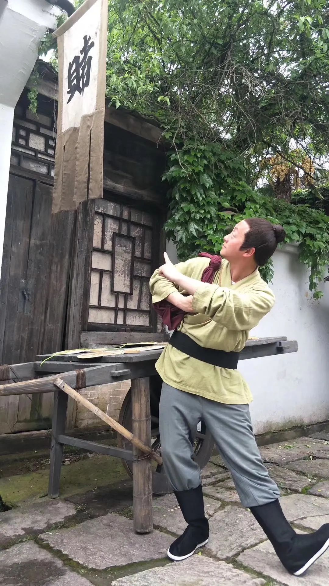 揭秘横店群演：追梦20年当不了明星，跑外卖让我一夜爆红