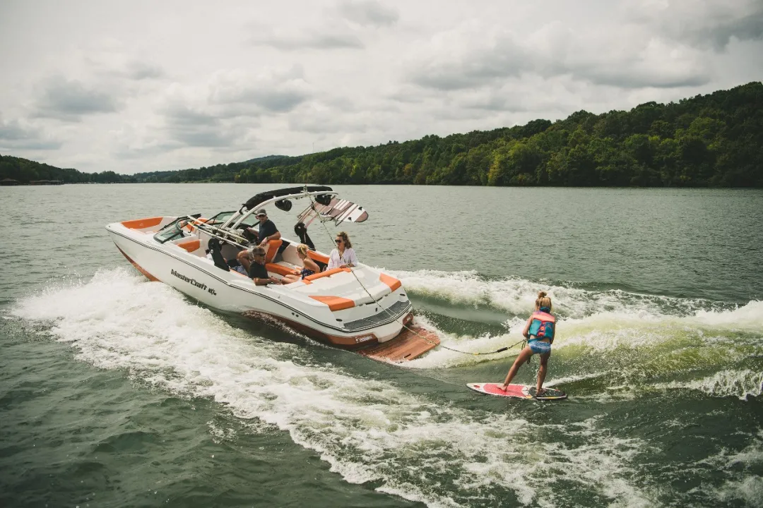 近7米长的MasterCraft NXT22滑水艇，激起夏天的快乐