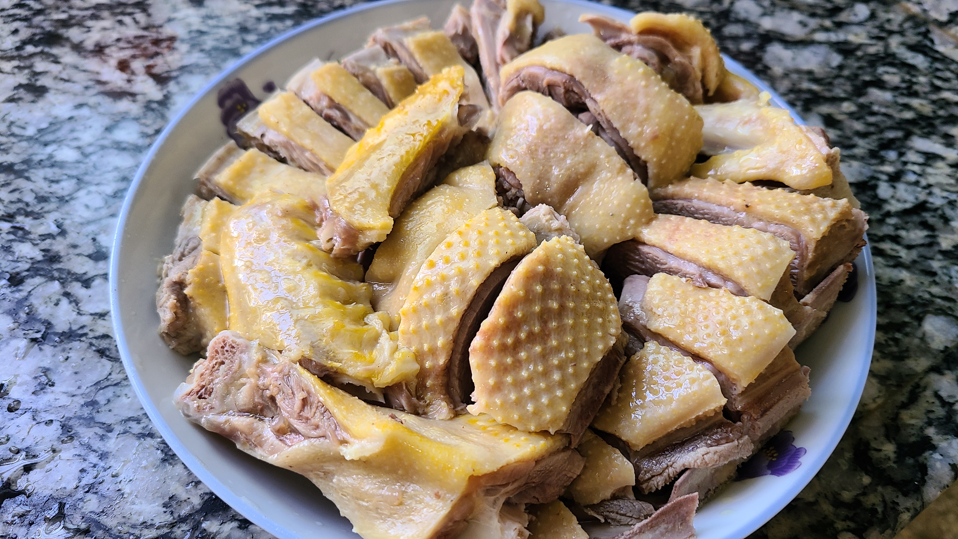 广东人很爱吃的沙姜白切鸭，香味浓味道棒，看着就好吃