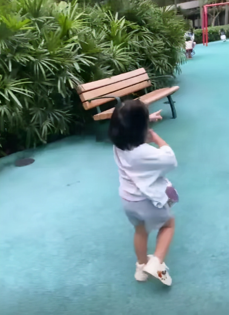 李亚男带大女儿坐旋转木马，互动温馨有爱，和王祖蓝同台合唱超甜