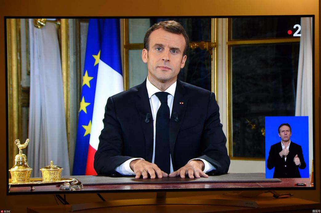 马克龙难过了！抗议者沿途堵路，焚烧汽车，巴黎为一片“火海”