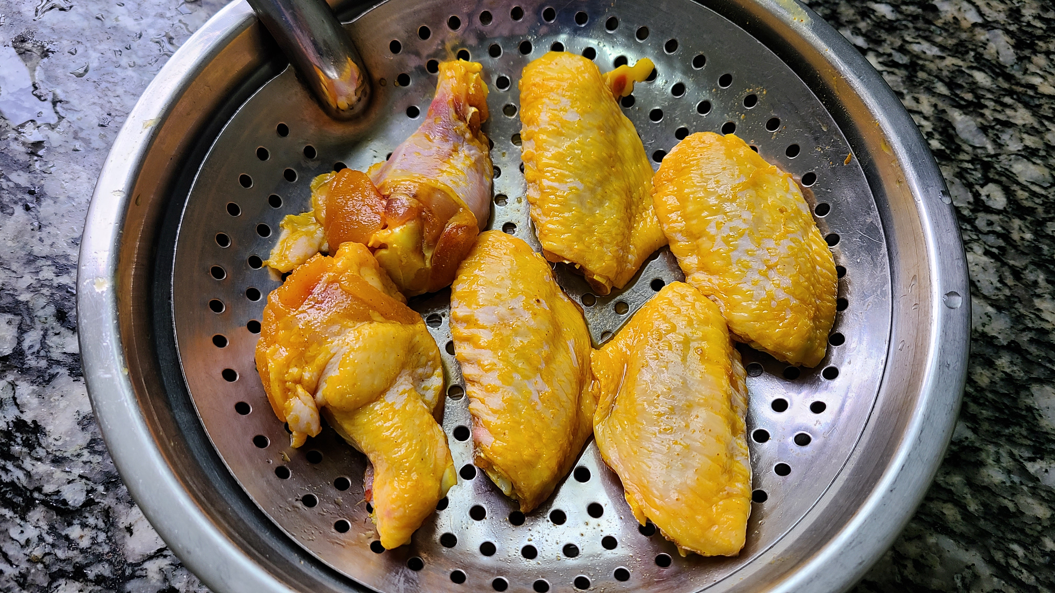 廣東鹽焗雞翅的做法，教你輕鬆做出來，鹹香好吃，吃著太爽了