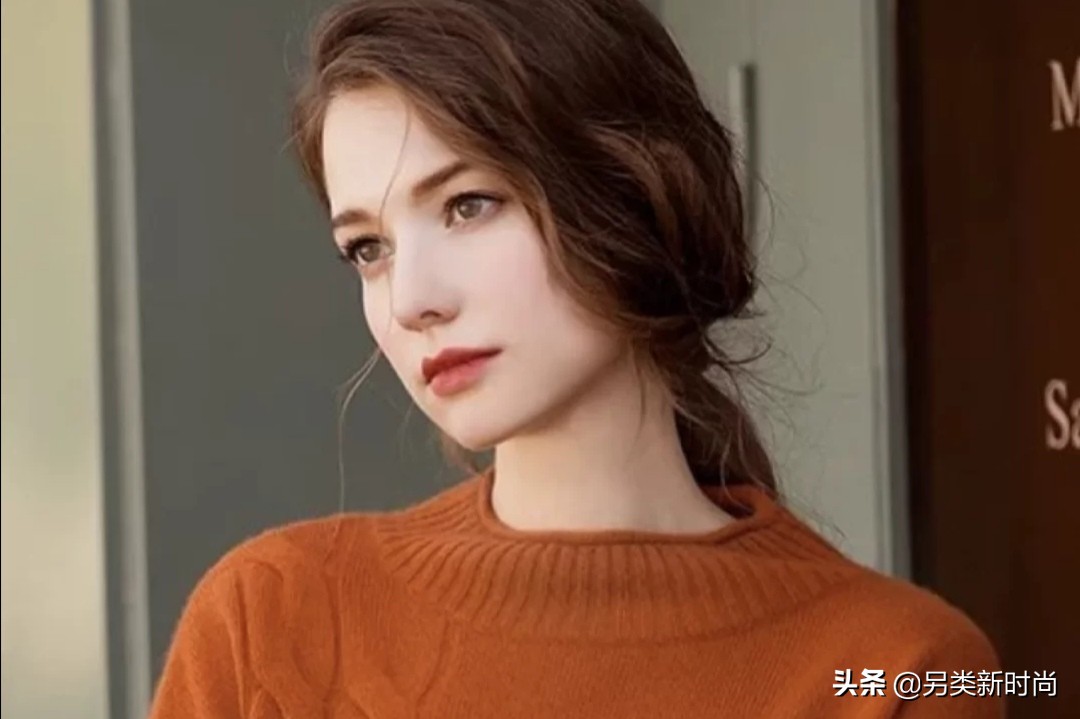 秋天，女性都需要一件高级、有质感的驼色外套，时髦又耐看！