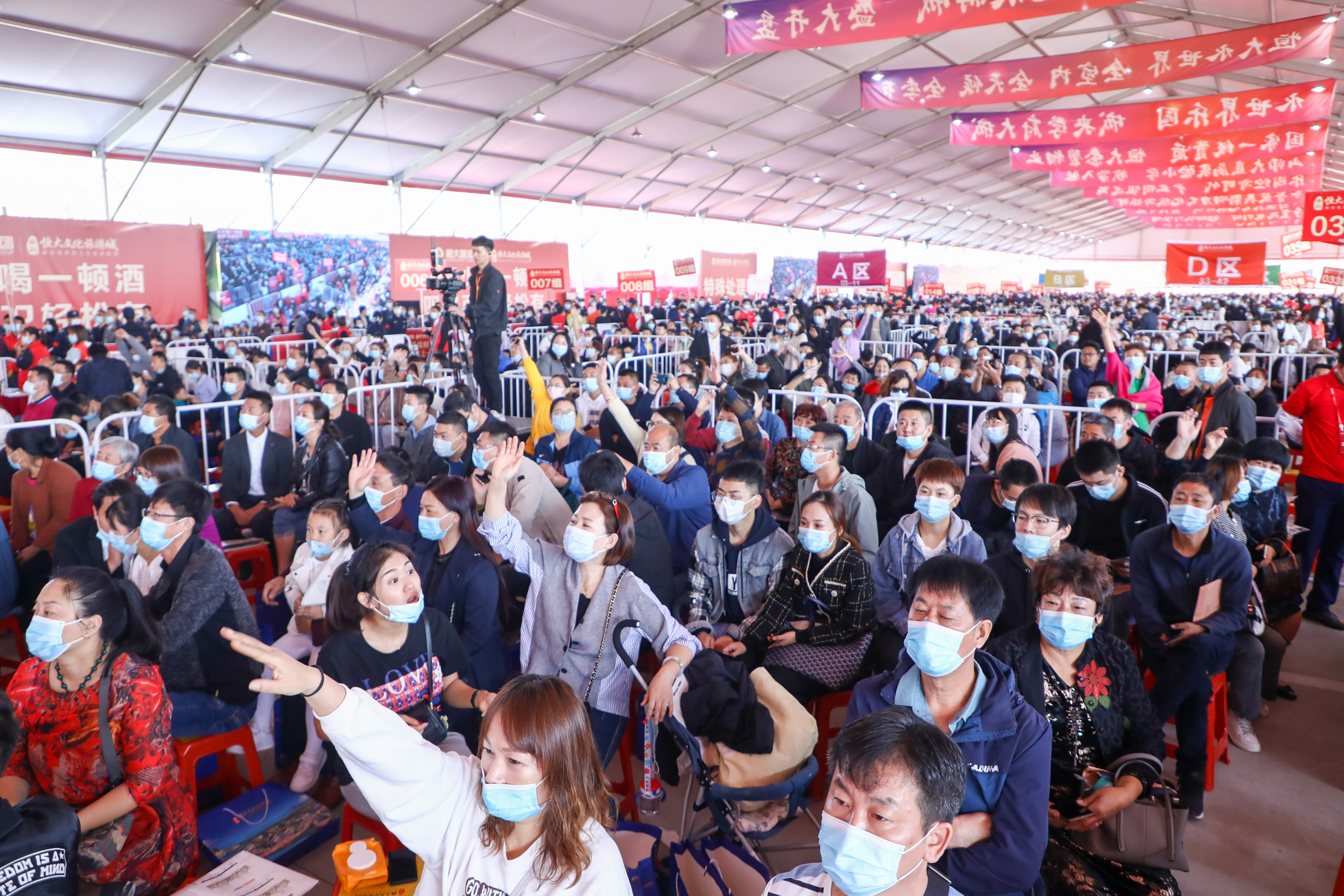 恒大7折卖房燃爆黄金周 抢房现场堪比景区