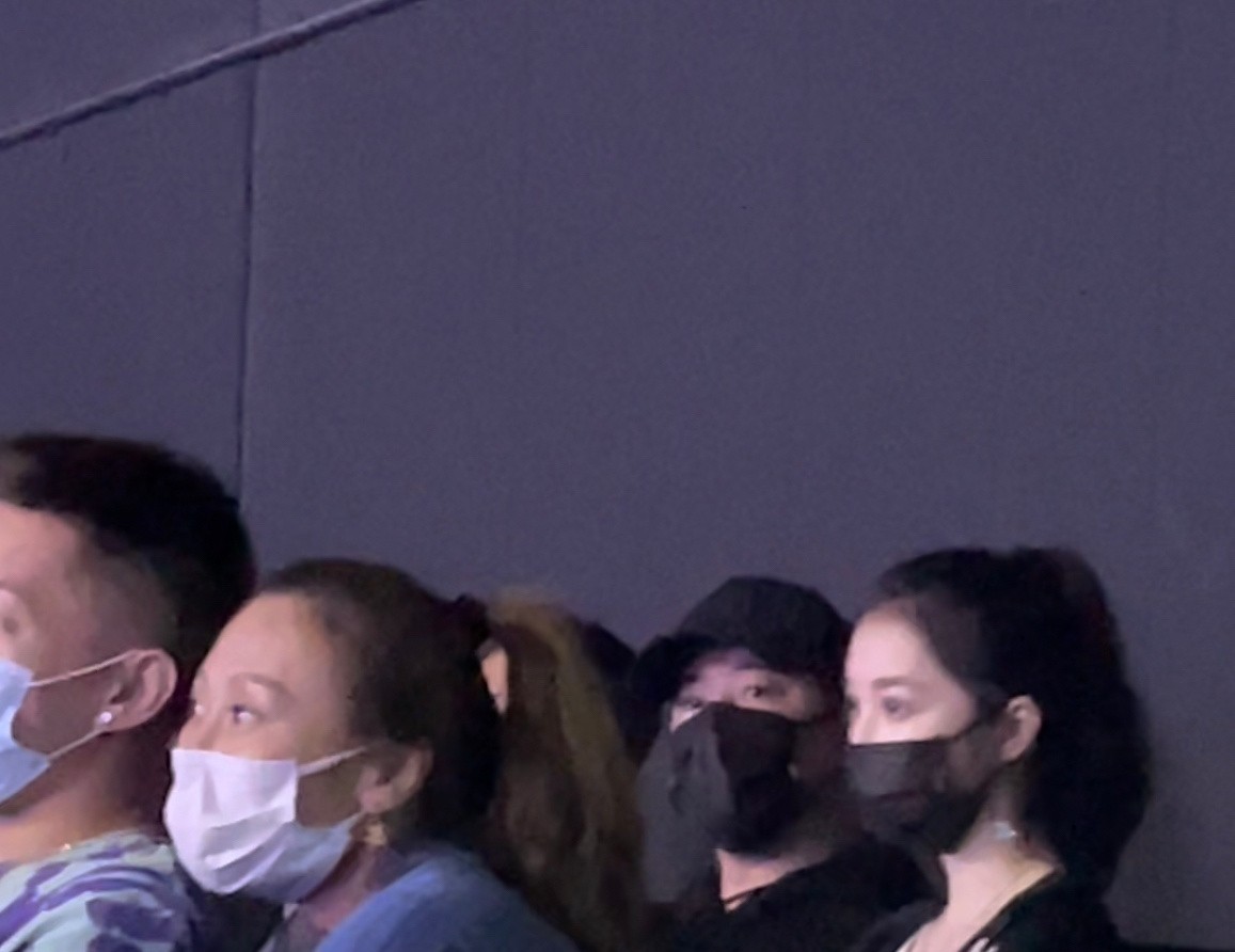 潘玮柏带娇妻现身演唱会，坐最后一排戴口罩好低调，力破离婚传闻